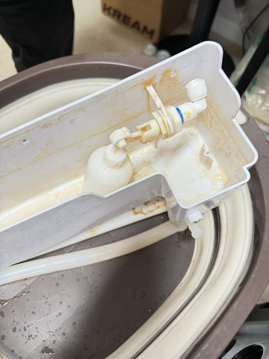 물통 안쪽 물때, 분해한 급수 부품 1